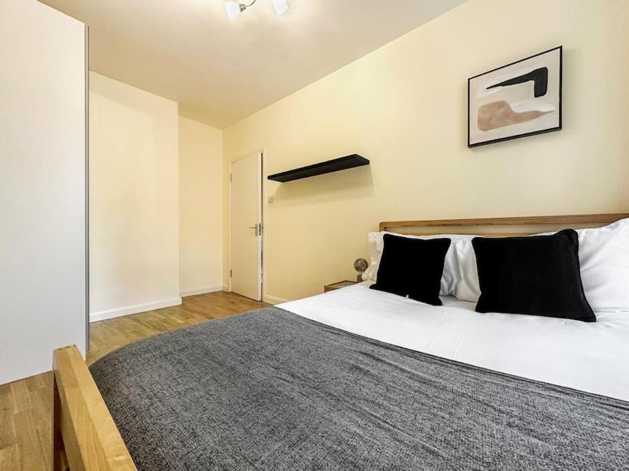 Spacious 4 Bed Flat Near London 02 Arena Greenwich المظهر الخارجي الصورة